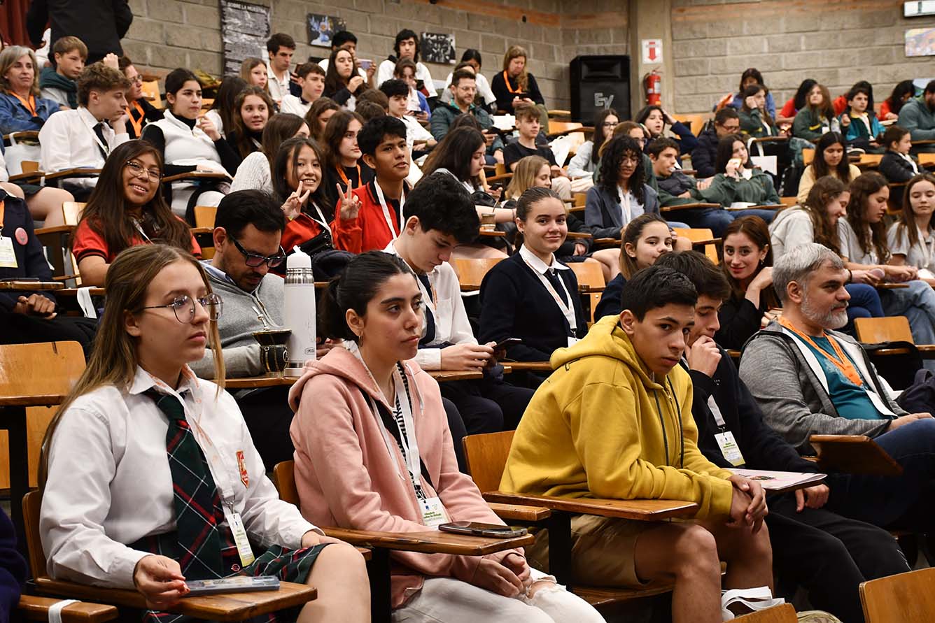 Estudiantes de nivel secundario de diferentes lugares del país ...